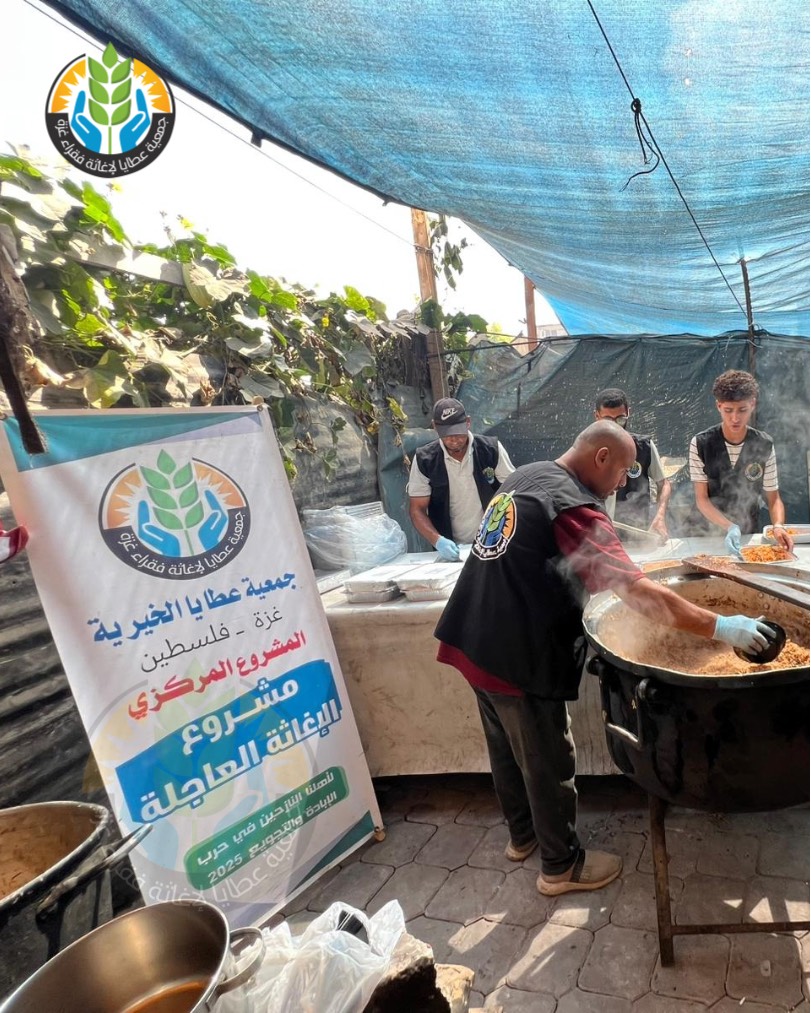 "عطايا" تنفّذ مشروع إطعام الطعام للنازحين في المحافظة الوسطى