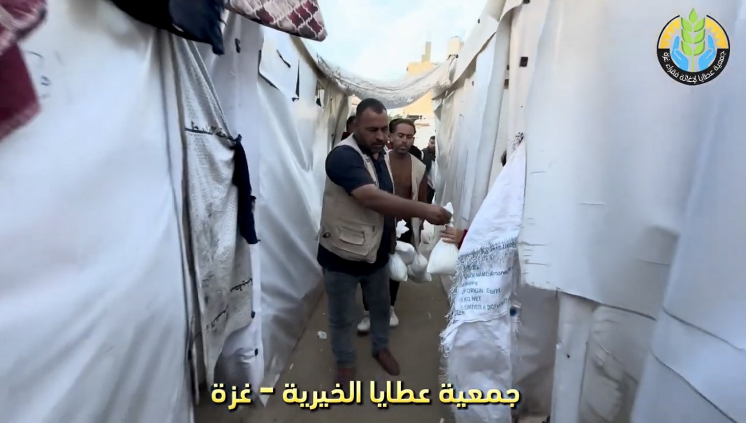 توزيع أطنان من الأرز على النازحين في الشوارع ومراكز الإيواء دعمًا لصمودهم وإكراماً لهم