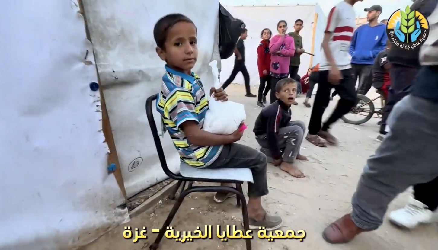 توزيع أطنان من الأرز على النازحين في الشوارع ومراكز الإيواء دعمًا لصمودهم وإكراماً لهم