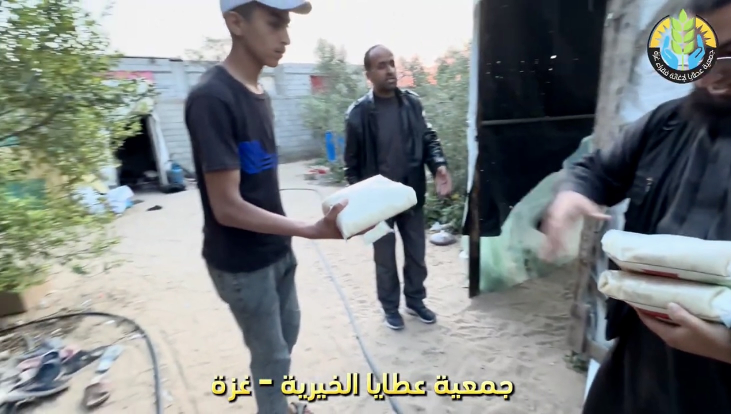 توزيع أطنان من الأرز على النازحين في الشوارع ومراكز الإيواء دعمًا لصمودهم وإكراماً لهم