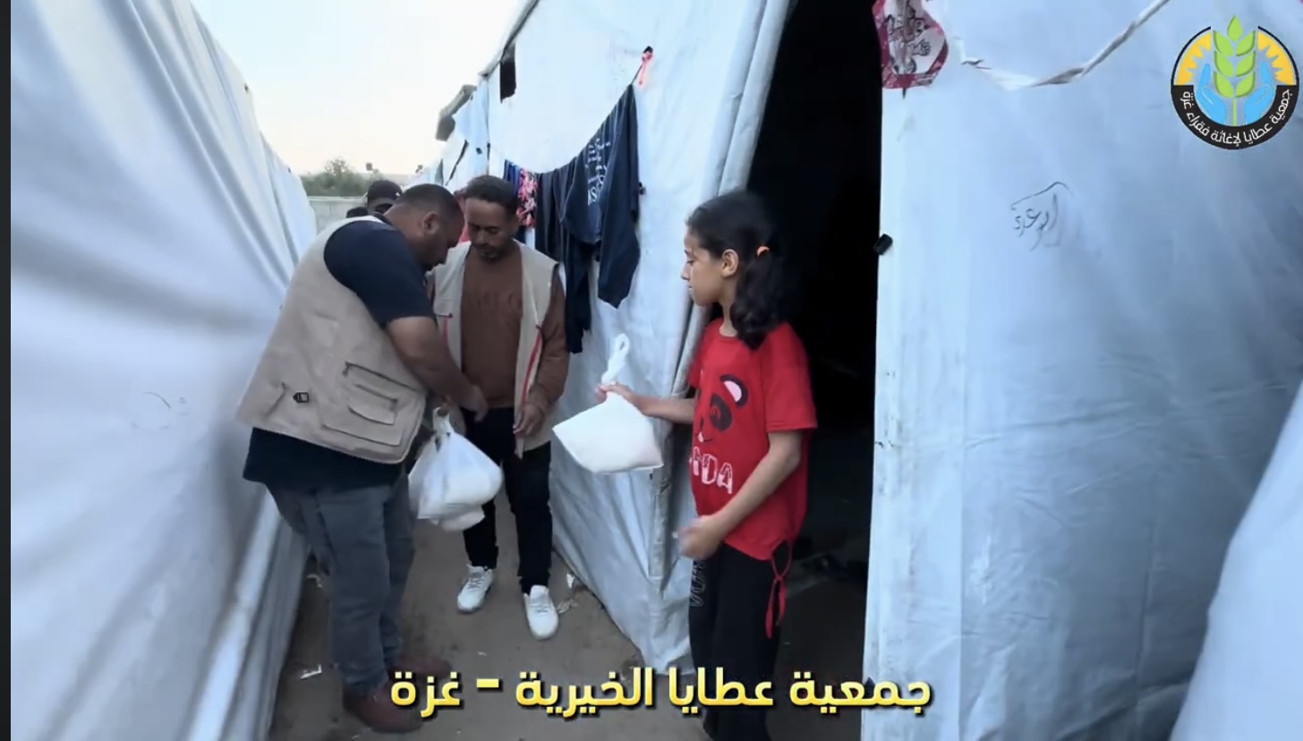 توزيع أطنان من الأرز على النازحين في الشوارع ومراكز الإيواء دعمًا لصمودهم وإكراماً لهم