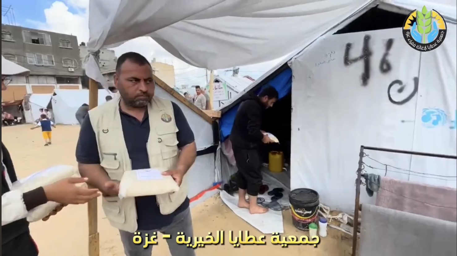 توزيع أطنان من الأرز على النازحين في الشوارع ومراكز الإيواء دعمًا لصمودهم وإكراماً لهم
