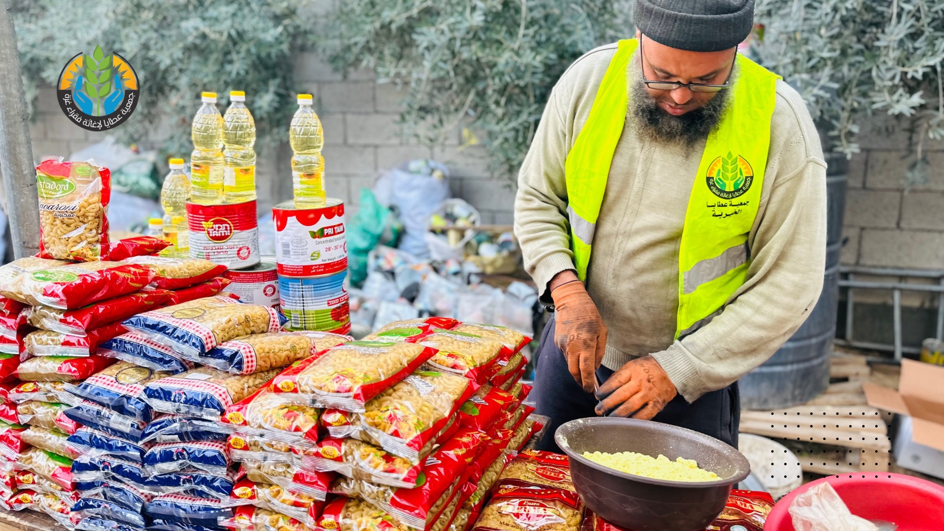 تُغيث تكية عطايا الخيرية آلاف الأسر النازحة بوجبات ساخنة وسط حرب الإبادة والتجويع