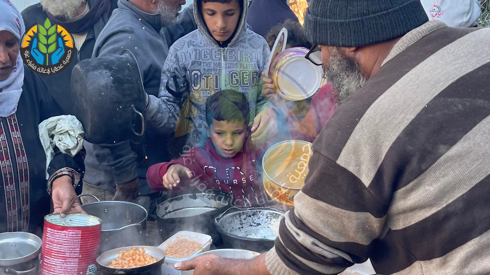 تُغيث تكية عطايا الخيرية آلاف الأسر النازحة بوجبات ساخنة وسط حرب الإبادة والتجويع