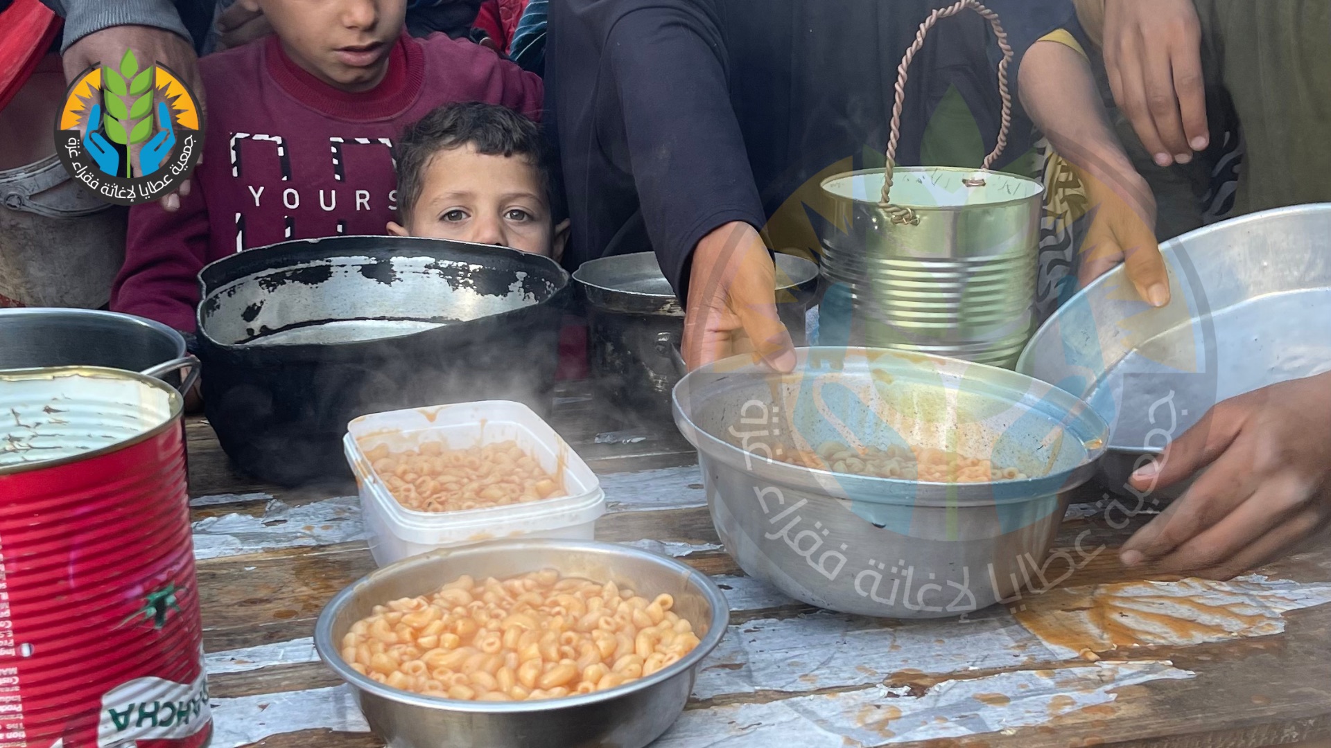 تُغيث تكية عطايا الخيرية آلاف الأسر النازحة بوجبات ساخنة وسط حرب الإبادة والتجويع