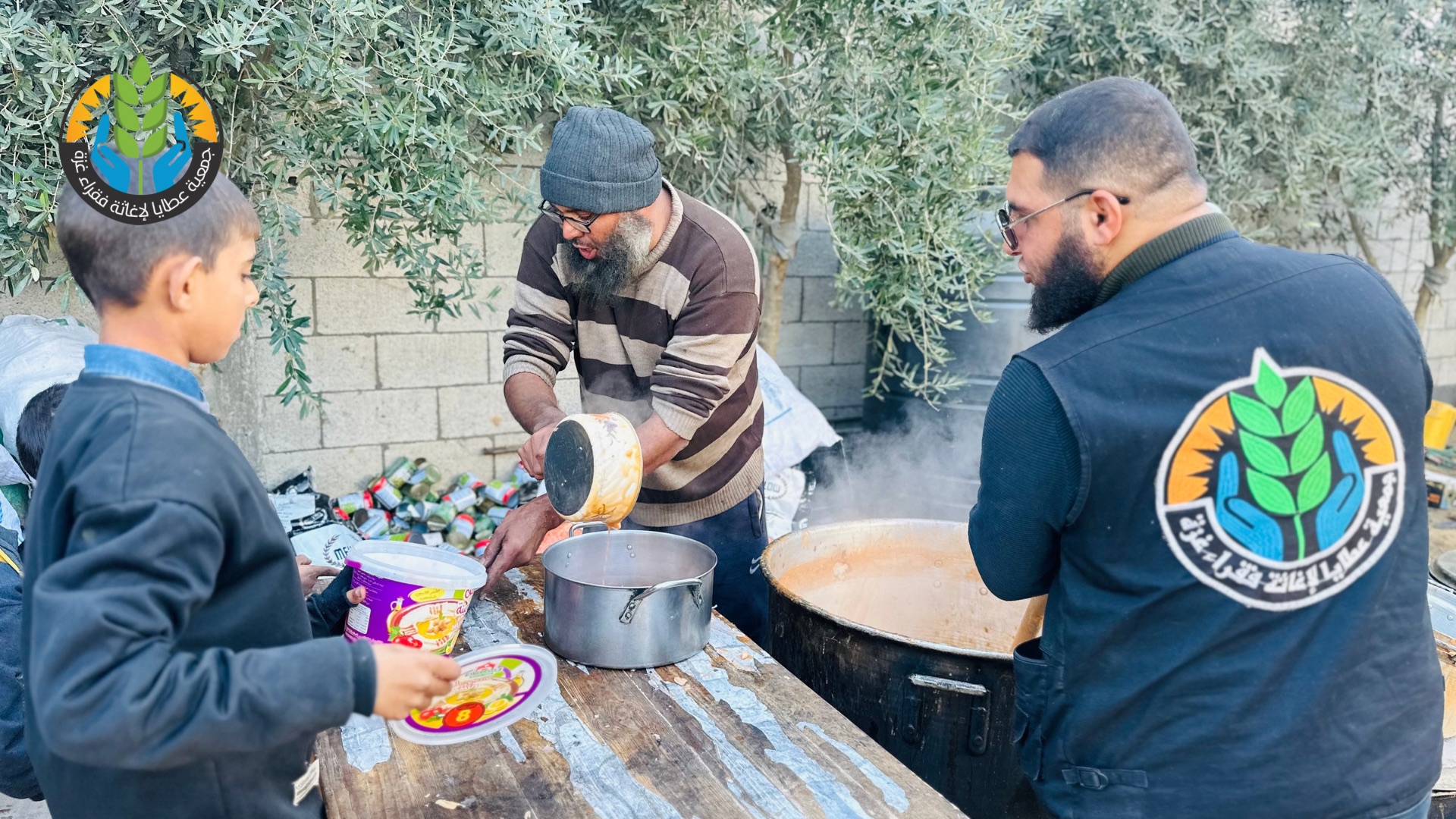 تُغيث تكية عطايا الخيرية آلاف الأسر النازحة بوجبات ساخنة وسط حرب الإبادة والتجويع