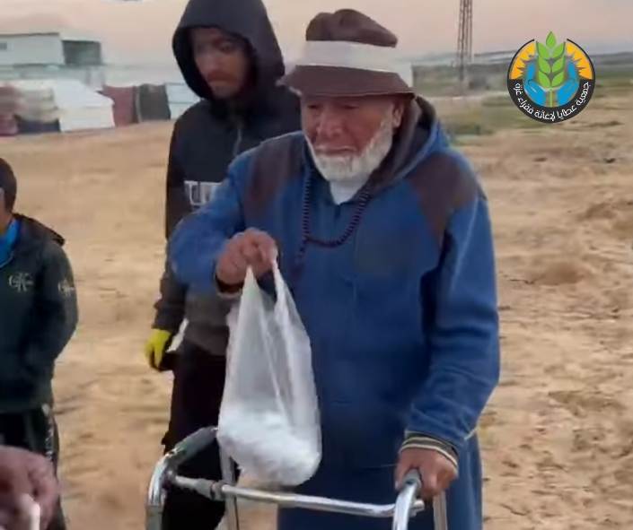 تجهيز إفطار صائم في رفح: دفء العطاء في أول أيام رمضان