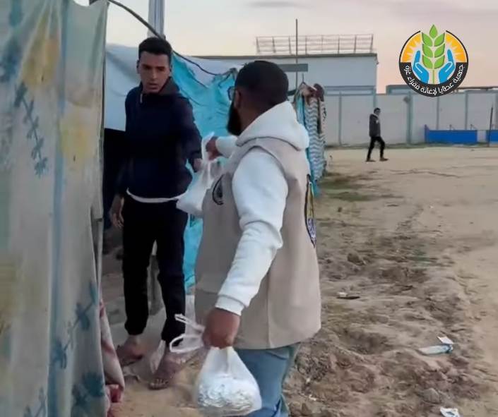 تجهيز إفطار صائم في رفح: دفء العطاء في أول أيام رمضان
