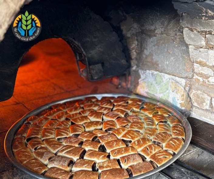 توزيع وجبات سريعة على النازحين قصراً من خانيونس