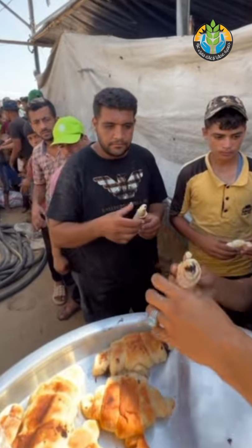 توزيع وجبات سريعة على النازحين قصراً من خانيونس