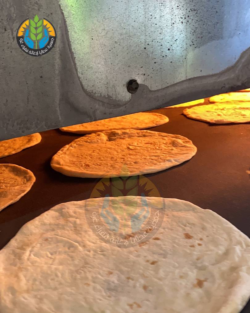 في أول أيام رمضان.. "عطايا الخيرية" توزع أرغفة الخبز المجاني لأهالي رفح الصامدين
