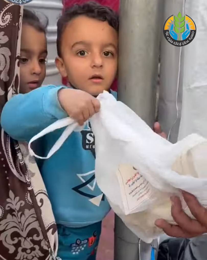 في أول أيام رمضان.. "عطايا الخيرية" توزع أرغفة الخبز المجاني لأهالي رفح الصامدين