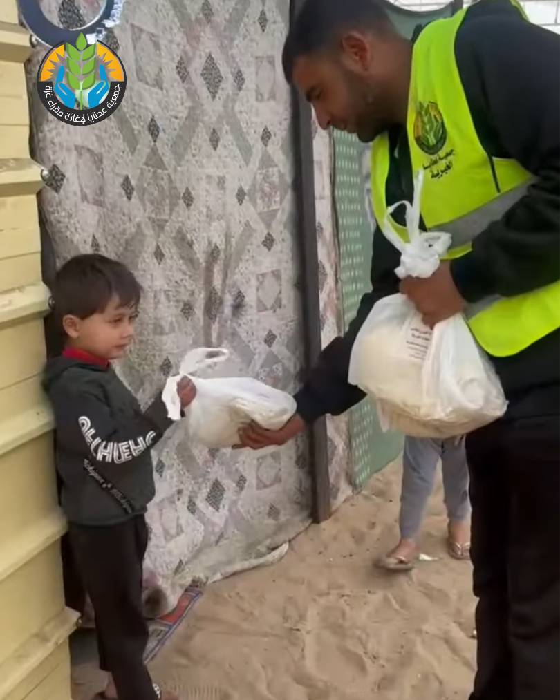 في أول أيام رمضان.. "عطايا الخيرية" توزع أرغفة الخبز المجاني لأهالي رفح الصامدين