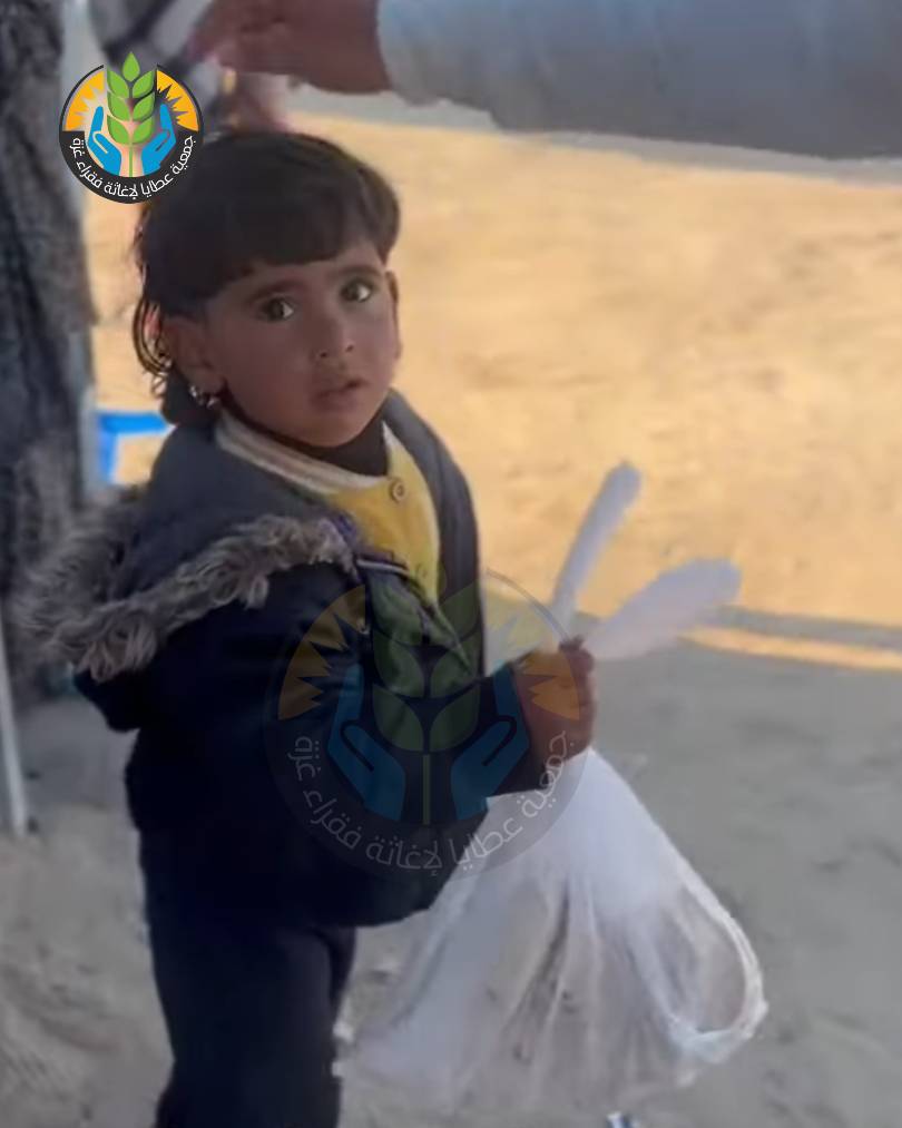 في أول أيام رمضان.. "عطايا الخيرية" توزع أرغفة الخبز المجاني لأهالي رفح الصامدين