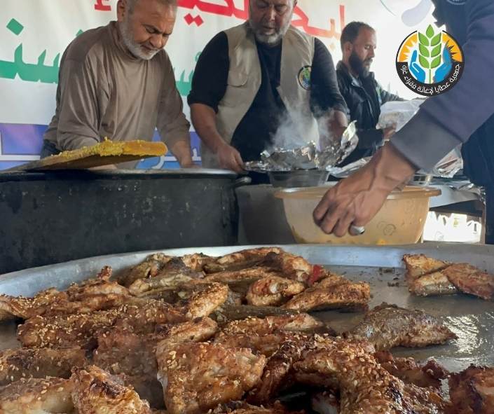 مطبخ عطايا الخيري يواصل إعداد وجبات الإفطار للنازحين في ثاني أيام رمضان