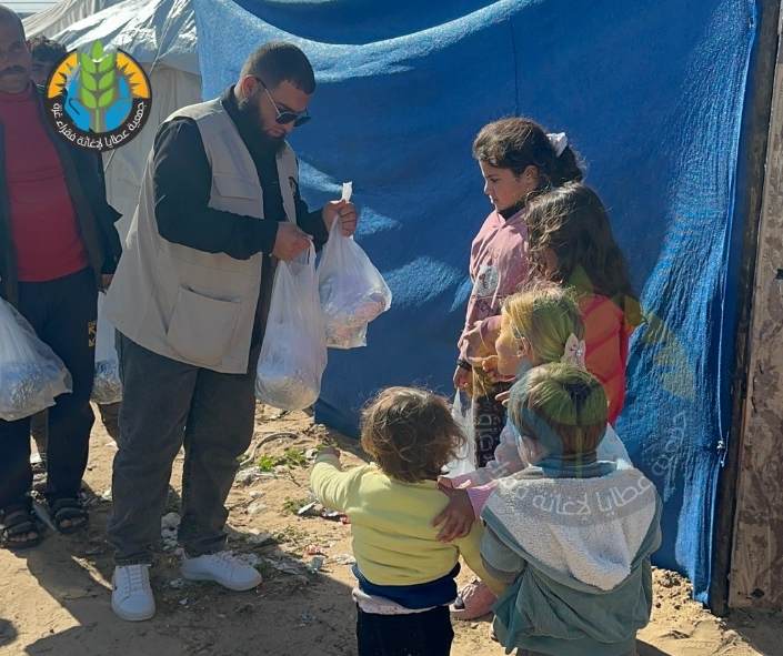 مطبخ عطايا الخيري يواصل إعداد وجبات الإفطار للنازحين في ثاني أيام رمضان