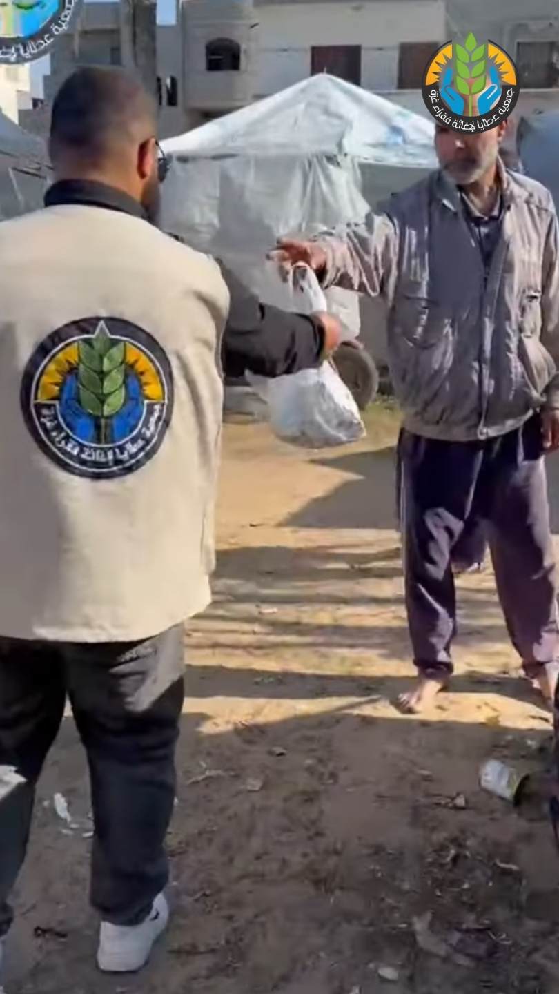 مطبخ عطايا الخيري يواصل إعداد وجبات الإفطار للنازحين في ثاني أيام رمضان