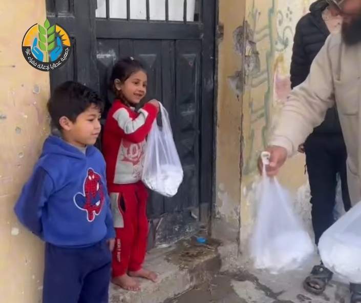 دعمٌ لصمود العائدين،، إفطار صائم في بيوت رفح المدمّرة..