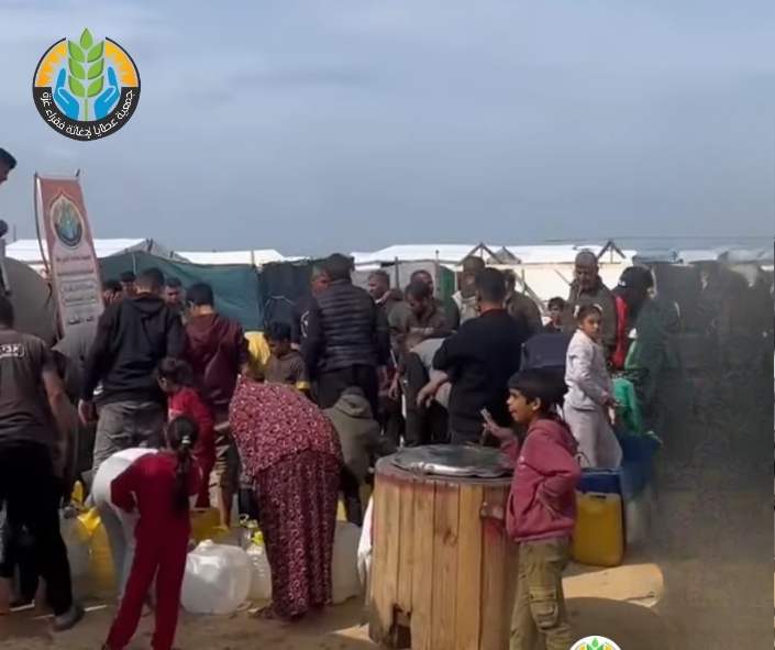 استمرار مشروع "سُقيا الماء" للنازحين في رفح