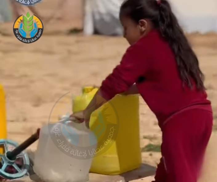 استمرار مشروع "سُقيا الماء" للنازحين في رفح