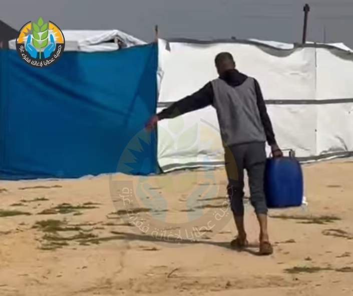 استمرار مشروع "سُقيا الماء" للنازحين في رفح