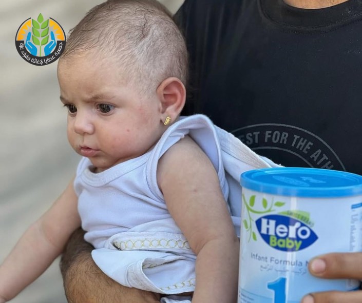 علبة حليب تُنقذ حياة.. وتزرع الأمل في وجه الإبادة