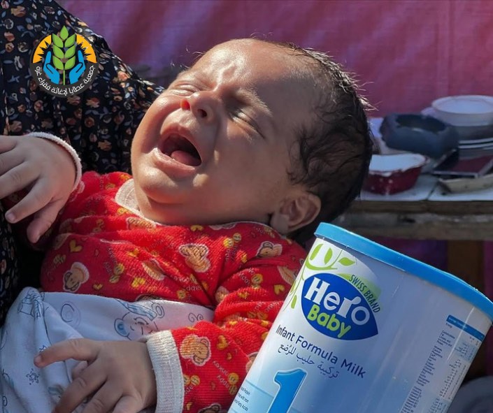 علبة حليب تُنقذ حياة.. وتزرع الأمل في وجه الإبادة