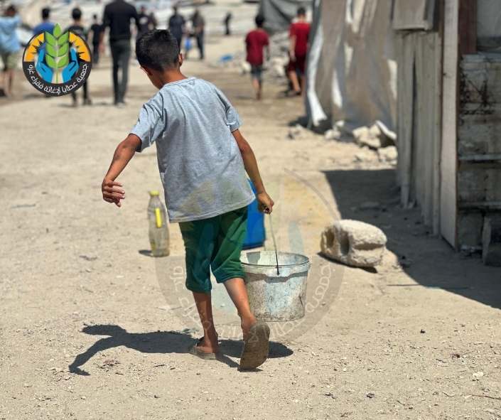 "Wasserverteilung im Norden Gazas.. Ein Schluck Hoffnung in Zeiten des Durstes"