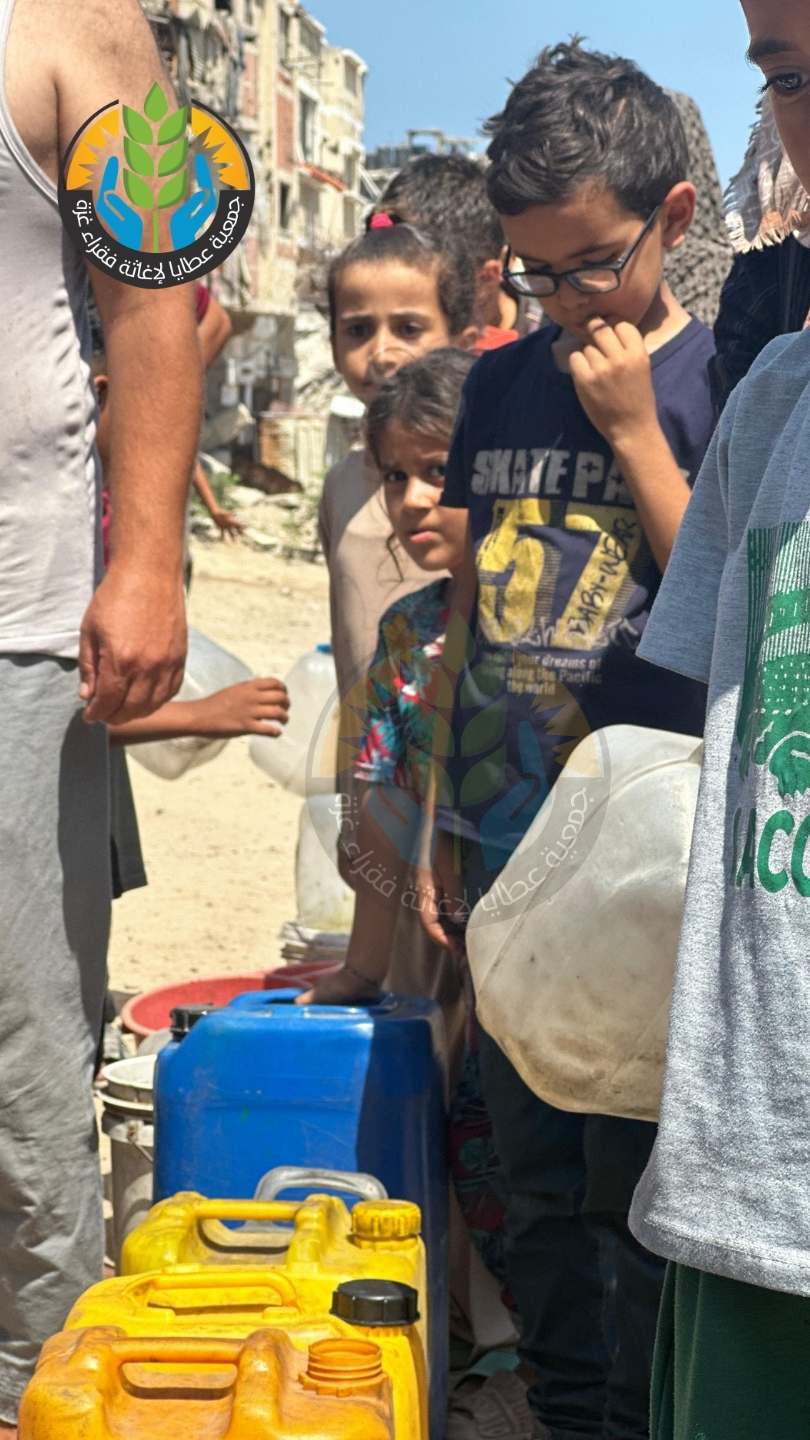 "Wasserverteilung im Norden Gazas.. Ein Schluck Hoffnung in Zeiten des Durstes"