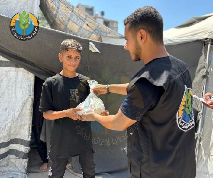 توزيع "الذهب المفقود".. الطحين شريان الحياة في وجه الإبادة