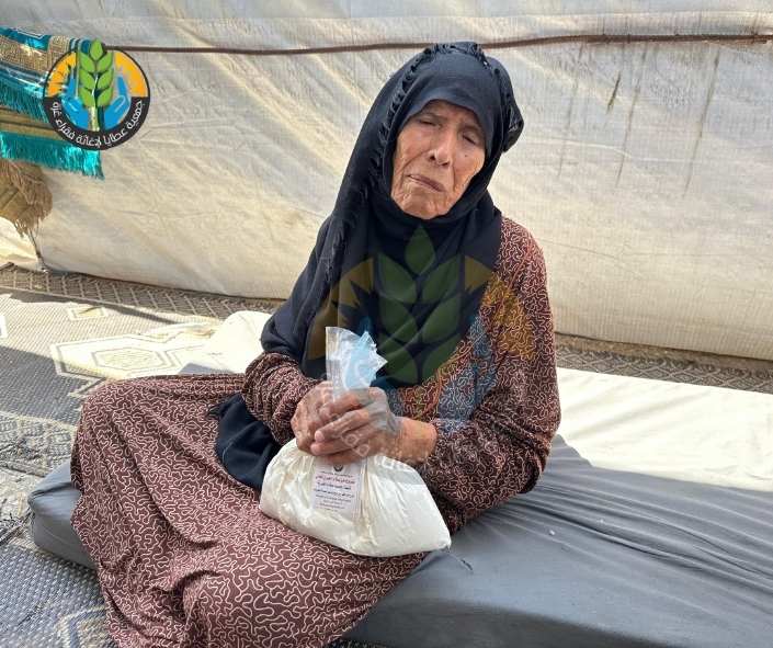 توزيع "الذهب المفقود".. الطحين شريان الحياة في وجه الإبادة