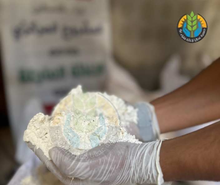 توزيع "الذهب المفقود".. الطحين شريان الحياة في وجه الإبادة