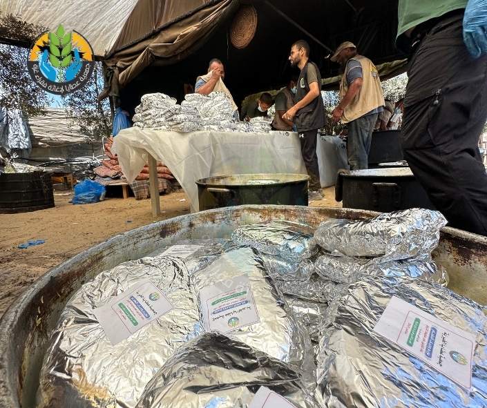 عطايا تصنع الطعام وتواجه المجاعة في غزة