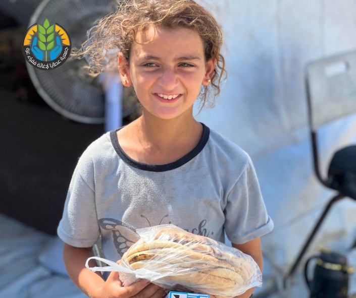 تقديم الخبز والجبنة  للنازحين من الشمال إلى الجنوب لدعم صمودهم