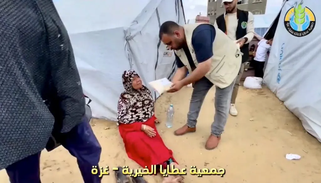توزيع أطنان من الأرز على النازحين في الشوارع ومراكز الإيواء دعمًا لصمودهم وإكراماً لهم