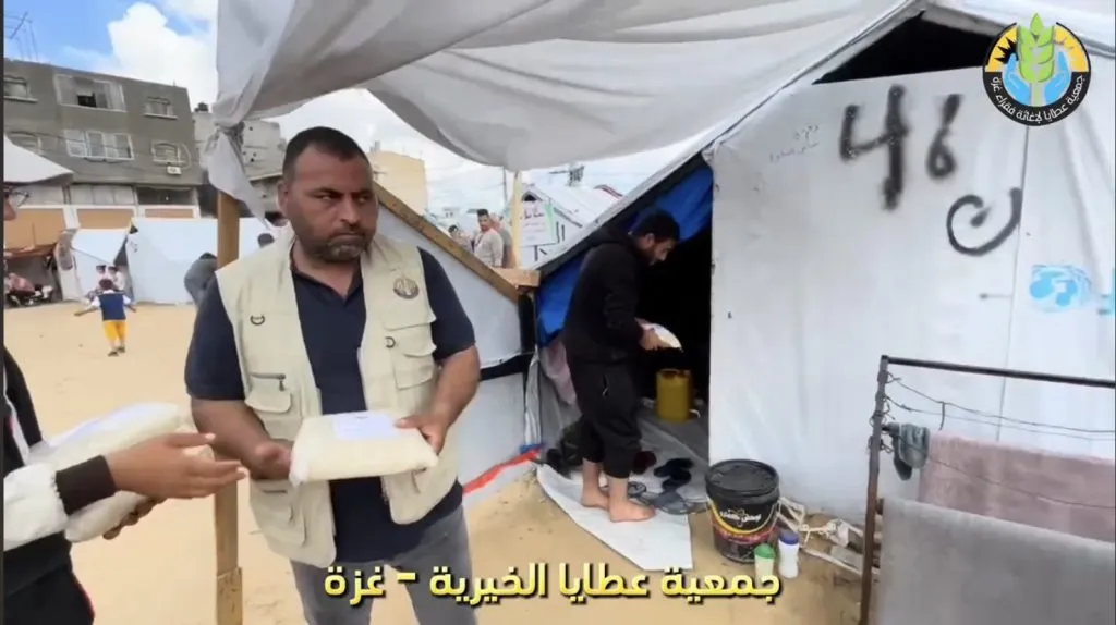 توزيع أطنان من الأرز على النازحين في الشوارع ومراكز الإيواء دعمًا لصمودهم وإكراماً لهم