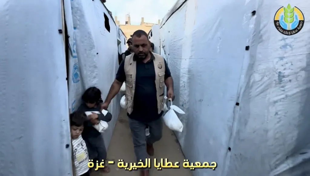 توزيع أطنان من الأرز على النازحين في الشوارع ومراكز الإيواء دعمًا لصمودهم وإكراماً لهم