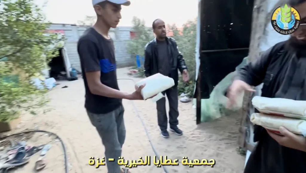 توزيع أطنان من الأرز على النازحين في الشوارع ومراكز الإيواء دعمًا لصمودهم وإكراماً لهم