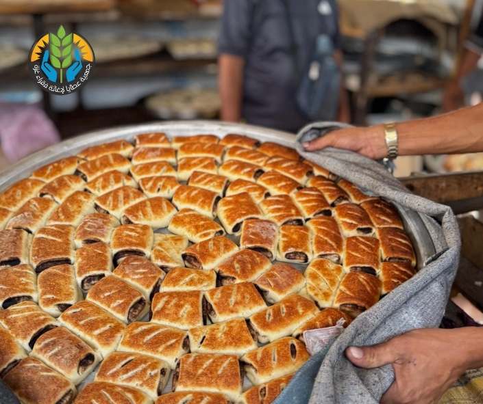 توزيع وجبات سريعة على النازحين قصراً من خانيونس