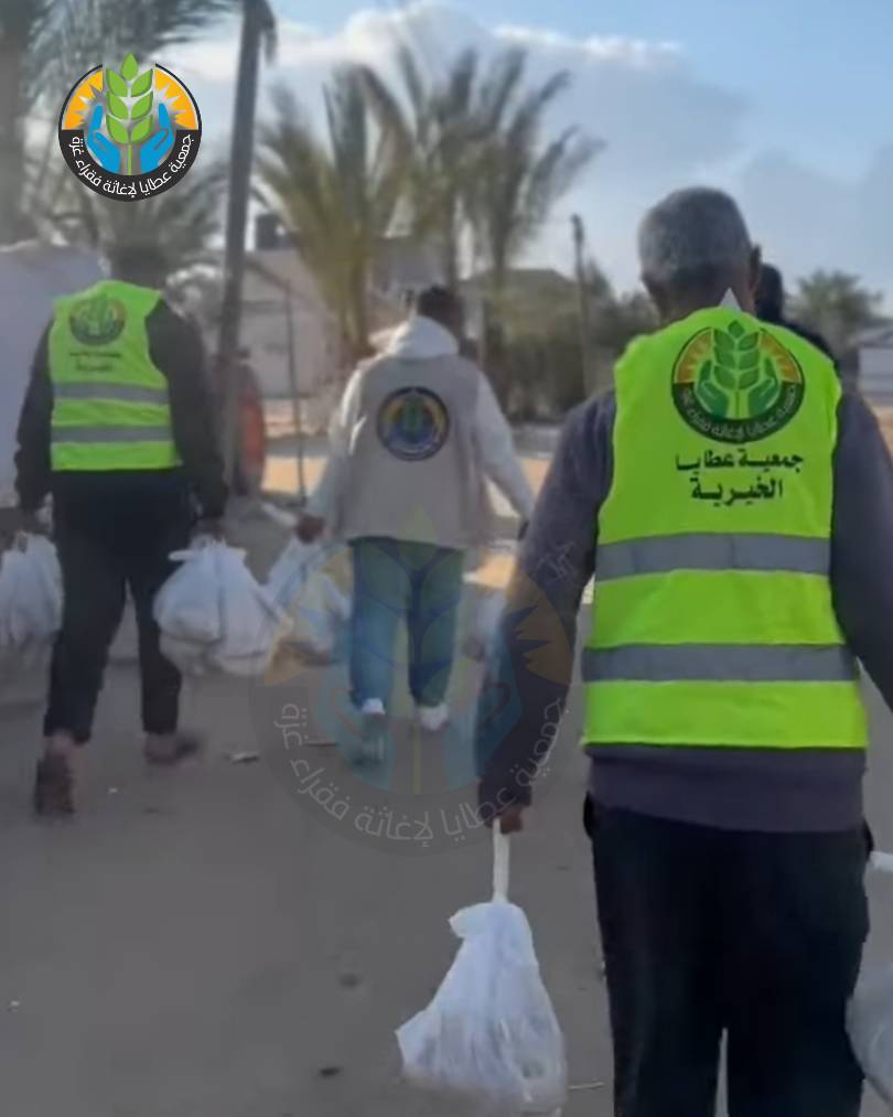 Aux premiers jours du Ramadan… «Ataya», association caritative, distribue des miches de pain gratuites aux habitants de Rafah qui tiennent bon