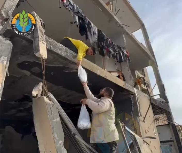 Soutien à la résilience des personnes de retour : iftar pour des jeûneurs dans les maisons détruites de Rafah..