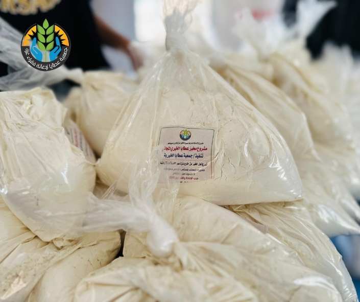 الطحين شريان الصمود.. "عطايا" توزّع الطحين على الأسر النازحة شمال غزة