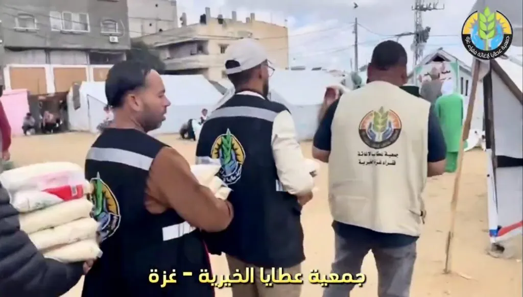 توزيع أطنان من الأرز على النازحين في الشوارع ومراكز الإيواء دعمًا لصمودهم وإكراماً لهم